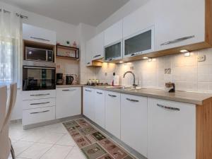 Kuchyň nebo kuchyňský kout v ubytování Apartment Cekić-2 by Interhome