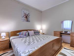 Postel nebo postele na pokoji v ubytování Apartment Cekić-2 by Interhome