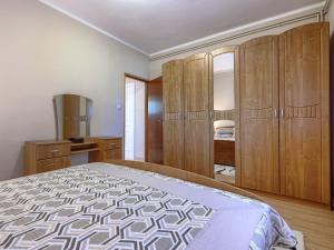 Postel nebo postele na pokoji v ubytování Apartment Cekić-2 by Interhome