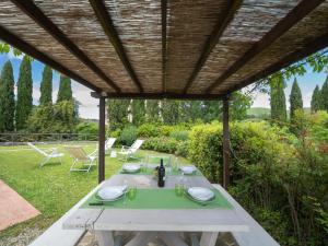 A garden outside Holiday Home La Torre by Interhome