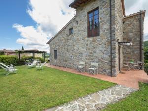 A garden outside Holiday Home La Torre by Interhome