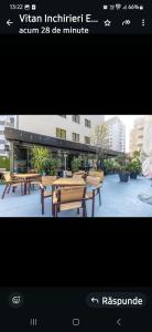 ein Screenshot eines Bildes eines Gebäudes mit Bänken in der Unterkunft Panoramic de lux Mihai Bravu cu internet de mare viteza si parcare gratuit in Bukarest