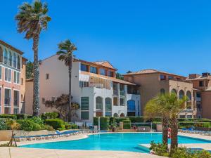 Bazén v ubytování Apartment Les Rivages de Coudoulière-10 by Interhome nebo v jeho okolí