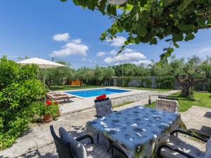 Bazén v ubytování Apartment Chiara by Interhome nebo v jeho okolí