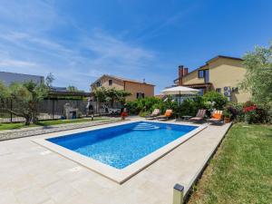 Bazén v ubytování Apartment Chiara by Interhome nebo v jeho okolí