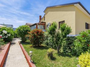 Zahrada ubytování Apartment Chiara by Interhome