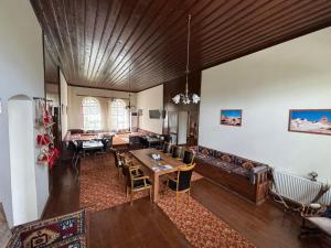 a living room with a table and a couch at Frig Evi in Sabuncu