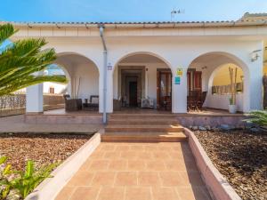 een gebouw met bogen en trappen in een tuin bij Villa Villa Rosa by Interhome in Port d'Alcudia