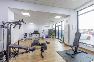 ein Fitnessstudio mit mehreren Laufbändern und Ergometern in der Unterkunft Panoramic de lux Mihai Bravu cu internet de mare viteza si parcare gratuit in Bukarest