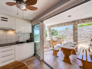 Kuchyňa alebo kuchynka v ubytovaní Holiday Home Lovreno by Interhome