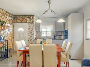 Fotografie z fotogalerie ubytování Holiday Home Mikac by Interhome v destinaci Dobrinj + 33 fotografií