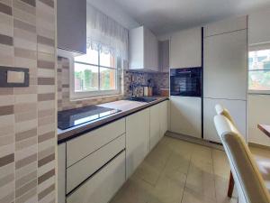 Kuchyň nebo kuchyňský kout v ubytování Holiday Home Mikac by Interhome