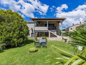 Zahrada ubytování Holiday Home Pinezici-2 by Interhome