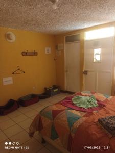 a bedroom with a bed with a colorful blanket at Apartamento Luna Bella in Chitay