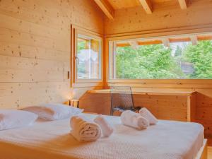Postel nebo postele na pokoji v ubytování Chalet Woovim 14-3 by Interhome