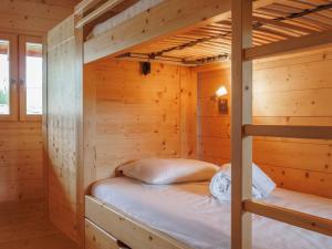 Postel nebo postele na pokoji v ubytování Chalet Woovim 14-3 by Interhome