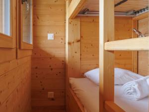Postel nebo postele na pokoji v ubytování Chalet Woovim 14-3 by Interhome