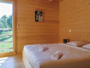 Postel nebo postele na pokoji v ubytování Chalet Woovim 14-3 by Interhome