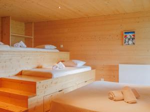 Postel nebo postele na pokoji v ubytování Chalet Woovim 14-3 by Interhome