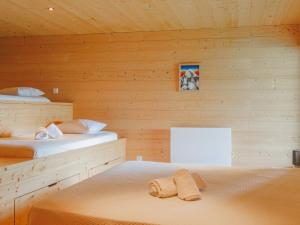 Postel nebo postele na pokoji v ubytování Chalet Woovim 14-3 by Interhome