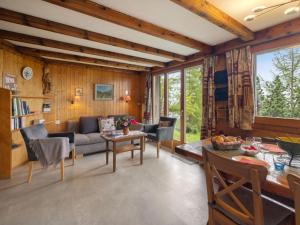 Posezení v ubytování Apartment Haimavati by Interhome