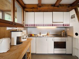 Kuchyň nebo kuchyňský kout v ubytování Apartment Haimavati by Interhome