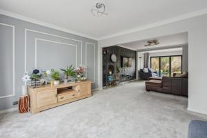 Ruang duduk di Luxury four bedroom home with large garden +16 gambar