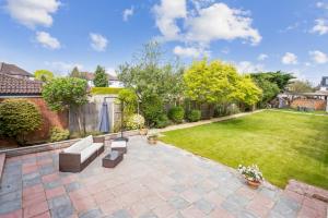 Taman di luar Luxury four bedroom home with large garden