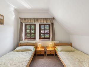 Ένα ή περισσότερα κρεβάτια σε δωμάτιο στο Chalet Anenské údolí by Interhome