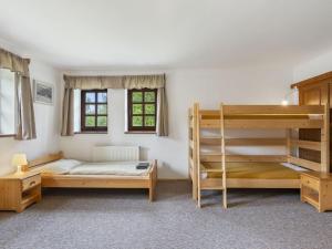 Ένα ή περισσότερα κρεβάτια σε δωμάτιο στο Chalet Anenské údolí by Interhome