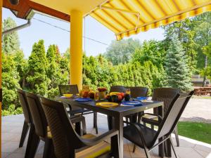 stół i krzesła na patio w obiekcie Apartment Jókai by Interhome w mieście Balatonszárszó