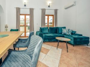 Posezení v ubytování Holiday Home Jolumar by Interhome