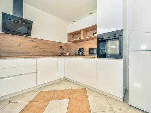 Kuchyň nebo kuchyňský kout v ubytování Holiday Home Jolumar by Interhome