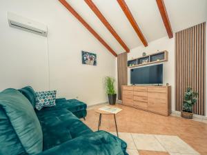 TV a/nebo společenská místnost v ubytování Holiday Home Jolumar by Interhome