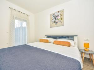 Postel nebo postele na pokoji v ubytování Holiday Home Jolumar by Interhome