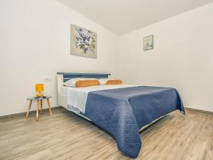 Postel nebo postele na pokoji v ubytování Holiday Home Jolumar by Interhome