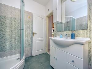 Koupelna v ubytování Holiday Home Jolumar by Interhome