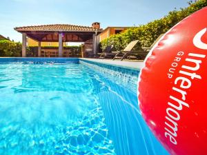 Bazén v ubytování Holiday Home Jolumar by Interhome nebo v jeho okolí
