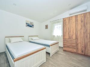 Postel nebo postele na pokoji v ubytování Holiday Home Jolumar by Interhome