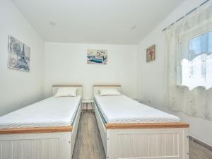 Postel nebo postele na pokoji v ubytování Holiday Home Jolumar by Interhome