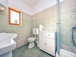 Koupelna v ubytování Holiday Home Jolumar by Interhome