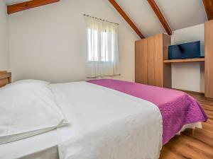 Postel nebo postele na pokoji v ubytování Holiday Home Jolumar by Interhome
