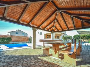Bazén v ubytování Holiday Home Jolumar by Interhome nebo v jeho okolí
