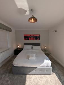 Giường trong phòng chung tại Thames Riverside Retreat Serene 3 Bed Bungalow