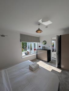 Giường trong phòng chung tại Thames Riverside Retreat Serene 3 Bed Bungalow