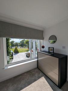 Giường trong phòng chung tại Thames Riverside Retreat Serene 3 Bed Bungalow