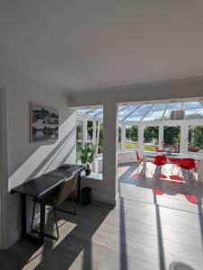 Khu vực ghế ngồi tại Thames Riverside Retreat Serene 3 Bed Bungalow +80 ảnh