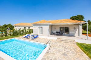 una villa con piscina e una casa di Villa Tania Dio a Karavádhos