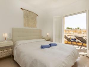 Un dormitorio con una cama con una toalla azul encima. en Apartment Guardamar by Interhome, en Miami Platja