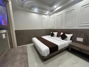 Postel nebo postele na pokoji v ubytování Hotel Shree Guru Plaza 3 Minute Walking Distance From New Delhi Railway Station